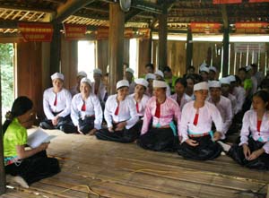 Các hội viên chi hội PN xóm Cút, xã Ngọc Mỹ (Tân Lạc) tham gia sinh hoạt định kỳ.
