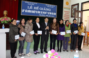Lãnh đạo trường Phụ nữ Trung ương trao bằng tốt nghiệp cho các học viên.