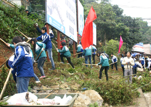 ĐV- TN tham gia lao động dọn vệ sinh bến cảng Bích Hạ (TP Hòa Bình).