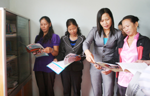 Dự án nâng cao năng lực cho phụ nữ nghèo DTTS do tổ chức CARE quốc tế tại Việt Nam đã phối hợp với Hội LHPN tỉnh, huyện Lạc Sơn tài trợ, đầu tư 25 tủ sách pháp luật cho xã Xuất Hóa, mỗi tủ sách có 40 đầu sách các loại, góp phần nâng cao nhận thức về pháp luật cho phụ nữ.