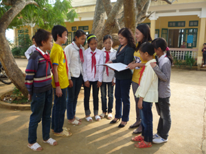 Cô và trò trường PTCS Toàn Sơn thường xuyên trao đổi phương pháp dạy học nhằm nâng cao chất lượng dạy và học.