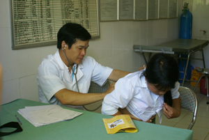 ĐV-TN Sở Y tế hoạt động tình nguyện tại cộng đồng xã Hang Kia (Mai Châu).