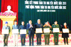 Lãnh đạo UBND huyện trao giấy khen cho các tập thể 
lao động tiên tiến năm 2011.
