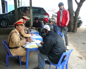 Lực lượng CSGT kiểm tra xử lý vi phạm trật tự ATGT trên quốc lộ 6 đoạn qua thị trấn Lương Sơn (Lương Sơn).
