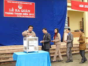 Cán bộ, ĐV- TN huyện Kỳ Sơn tham gia quyên góp xây dựng nhà nhân ái cho hộ gia đình cựu TNXP có hoàn cảnh đặc biệt khó khăn.