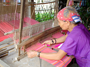Nghề dệt thổ cẩm được gìn giữ, phát huy trong mỗi nếp nhà ở Nà Mèo (Mai Châu).