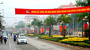Đường phố Hòa Bình trang hoàng cờ, hoa, biểu ngữ chào mừng kỷ niệm 82 năm thành lập Đảng Cộng sản Việt Nam