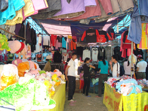 Người tiêu dùng huyện Yên Thủy quan tâm nhiều hơn tới các mặt hàng được sản xuất tại Việt Nam.