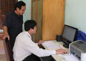 Cán bộ  xã Hương Nhượng (Lạc Sơn) ứng dụng  công nghệ thông tin nâng cao hiệu quả  công việc.