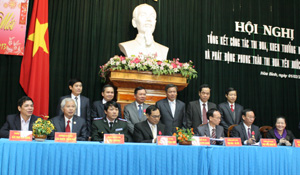 Các đồng chí lãnh đạo tỉnh chứng kiến các trưởng khối thi đua  ký giao ước thi đua thực hiện nhiệm vụ chính trị năm 2013.