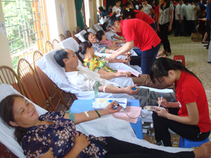 Cán bộ, đảng viên  huyện Kỳ Sơn nhiệt tình hưởng ứng phong trào  hiến máu nhân đạo do công đoàn huyện phát động.