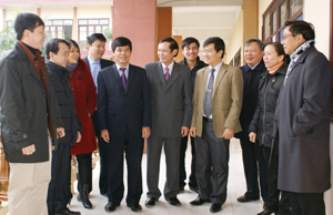 Lãnh đạo Đảng ủy KCCQ tỉnh gặp gỡ, trao đổi kinh nghiệm công tác giáo dục chính trị tư tưởng cho cán bộ, đảng viên tại Đảng bộ cơ quan Công ty Điện lực Hòa Bình.