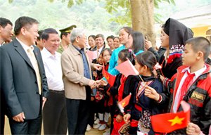 Tổng Bí thư Nguyễn Phú Trọng với nhân dân  xã Toàn Sơn (Đà Bắc) trong lần về thăm và làm việc  tại tỉnh ta tháng 11/2011. (ảnh: T.L)
