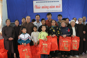 Đại diện Ban trị sự Hội Phật giáo tỉnh và các nhà hảo tâm tặng quà tại Trung tâm Bảo trợ xã hội tỉnh.