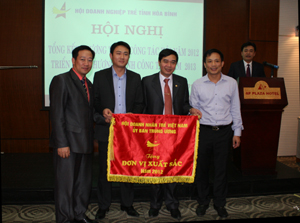 Hội DNT Việt Nam tặng cờ thi đua xuất sắc cho Hội DNT Hòa Bình.