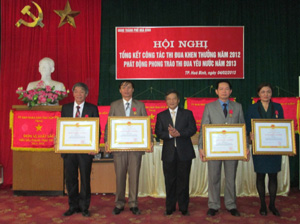 Thừa uỷ quyền của Chủ tịch nước, đống chí Trần Văn Hoàn, Bí thư Thành ủy Hòa Bình trao Huân chương Lao động hạng ba cho 4 cá nhân.
