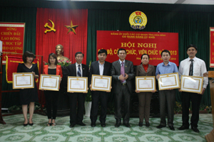 Đồng chí Đoàn Văn Thu- Bí thư Đảng uỷ khối trao bằng khen cho các cá nhân đạt danh hiệu chiến sĩ thi đua cấp cơ sở.

