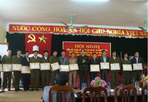 Tổng kết phong trào Toàn dân BVANTQ năm 2012, huyện Lạc Sơn có 16 tập thể được Công an tỉnh tặng giấy khen 

