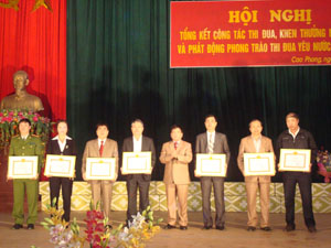 Đồng chí Bùi Văn Bương, Bí thư Huyện ủy Cao Phong tặng giấy khen cho các TCCS Đảng TSVMTB năm 2012.

