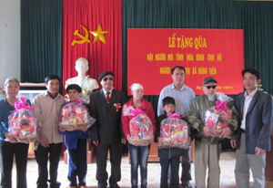 Hội người mù tỉnh tặng quà hội viên khiếm thị huyện Kim Bôi.
