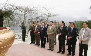 Các đồng chí lãnh đạo tỉnh dâng hương tại Tượng đài Bác Hồ. 

