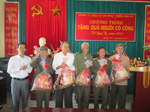 Đại diện Công ty CP đầu tư Anh Kỳ trao quà cho các hộ gia đình chính sách phường Đồng Tiến.