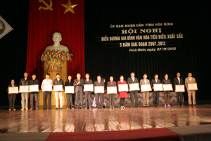 Đồng chí Bùi Văn Cửu, Phó Chủ tịch TT UBND tỉnh trao Bằng khen của UBND tỉnh cho các gia đình văn hóa tiêu biểu xuất sắc giai đoạn 2007- 2012.

