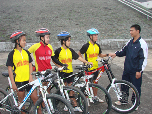 HLV Trần Đại Nghĩa trao đổi chuyên môn, chiến thuật với một số VĐV đội tuyển xe đạp địa hình của tỉnh 

 
