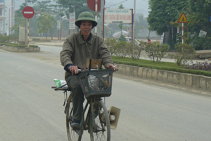 Mỗi ngày, ông Vinh đạp xe khoảng 40 km khắp thành phố để thu mua phế liệu.

