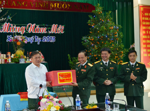 Đồng chí Hoàng Việt Cường Bí thư Tỉnh ủy tặng quà cho CBCS cơ quan Bộ CHQS tỉnh.

