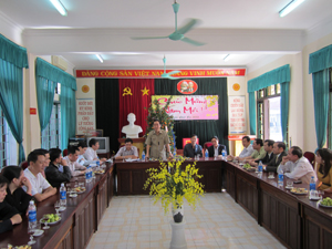 Đồng chí Nguyễn Văn Quang, Phó Bí thư Thường trực Tỉnh ủy, Chủ tịch HĐND tỉnh thăm, chúc tết và tặng quà CBPV Báo Hòa Bình.
