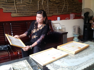 Chị Nguyễn Thị Hạnh và những phần thưởng cao quý ghi nhận nỗ lực, những đóng góp của chị cho cộng đồng.

