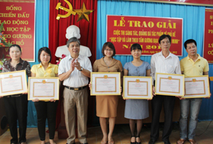 Trao giải cho các tác giả đoạt giải cuộc thi sáng tác, quảng bá tác phẩm báo chí về chủ đề “Học tập và làm theo tấm gương đạo đức Hồ Chí Minh” năm 2012.