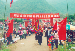 Hàng năm, lễ hội chùa Hang luôn thu hút hàng ngàn du khách thập phương đến vui hội.