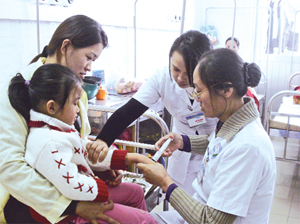 Bác sĩ, điều dưỡng Bệnh viện Đa khoa khu vực Mai Châu đảm bảo chế độ trực 24/24 giờ để CSSK cho nhân dân trong dịp lễ, Tết.