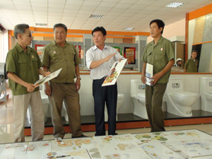 CCB Hoàng Minh Giám giới thiệu với lãnh đạo và hội viên Hội CCB thành phố Hòa Bình về những mặt hàng của Công ty đang kinh doanh.