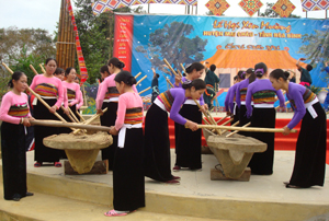 Keeng loóng là màn biểu diễn không thể thiếu trong lễ hội Xên Mường huyện Mai Châu.