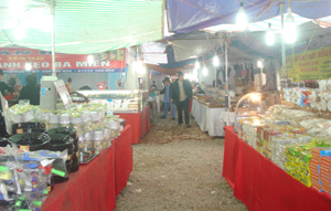 3 năm qua (2009-2012), tỉnh ta đã tổ chức trên 40 hội chợ, trong đó tập trung giới thiệu các mặt hàng được sản xuất tại Việt Nam.
Ảnh chụp tại Hội chợ thương mại Hòa Bình năm 2012.

