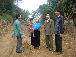 Vợ chồng ông  Bùi Quang Huy, xóm Cò, xã Tuân Lộ (Tân Lạc) tự nguyện hiến gần 2.000 m2  đất vườn tạo  thuận lợi cho thi công 
tuyến đường chạy qua xóm.

