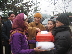 Ban đại diện Phật giáo TP.Hòa Bình và lãnh đạo MTTQ tỉnh tặng quà Tết cho các hộ gia đình nghèo xã Hiền Lương (Đà Bắc).

