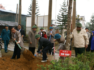 Đồng chí Hoàng Việt Cường, Bí thư Tỉnh ủy tham gia Tết trồng cây tại xã Nhuận Trạch (Lương Sơn).