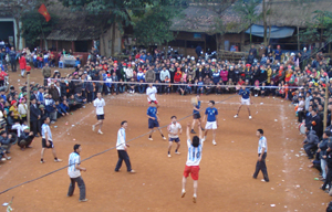 Các xóm của xã Xuân Phong (Cao Phong) thi đấu giao lưu bóng chuyền tại lễ hội.