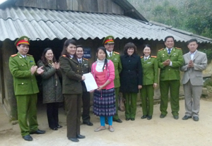 Lãnh đạo Cục PC 47 và Công an tỉnh trao tặng quà và nhà tình thương cho hộ đồng bào Mông xã Hang Kia (Mai Châu).