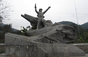 Tượng đài Anh hùng Cù Chính Lan được xây dựng năm 2009 tại xóm Giang Mỗ, xã Bình Thanh, huyện Cao Phong.