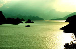 Phong cảnh trên hồ Hòa Bình luôn hấp dẫn du khách.