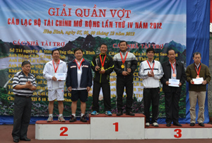 Các VĐV đoạt giải nhận huy chương và phần thưởng tại giải quần vợt CLB tài chính mở rộng lần thứ IV năm 2012.