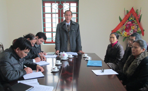 Lãnh đạo UBND huyện Đà Bắc tiếp công dân đến KN-TC tại trụ sở thanh tra huyện.