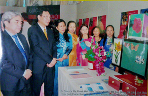 NGƯT Nguyễn Thị Thanh (ngoài cùng bên phải) giới thiệu sản phẩm trong hội thi sáng tạo kỹ thuật ngành giáo dục năm 2011 - 2012 với Bộ trưởng Bộ GD&ĐT.