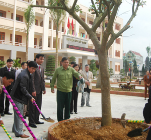 Đồng chí Hoàng Việt Cường, Bí thư Tỉnh ủy trồng cây tại khuôn viên Huyện ủy Kỳ Sơn.