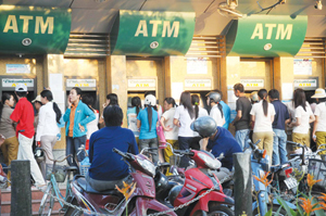 Từ 20.2 tới đây, khách hàng sử dụng thẻ ATM sẽ phải trả thêm mức phí thường niên có thể đến 60.000 đồng/thẻ - Ảnh: D.Đ.M